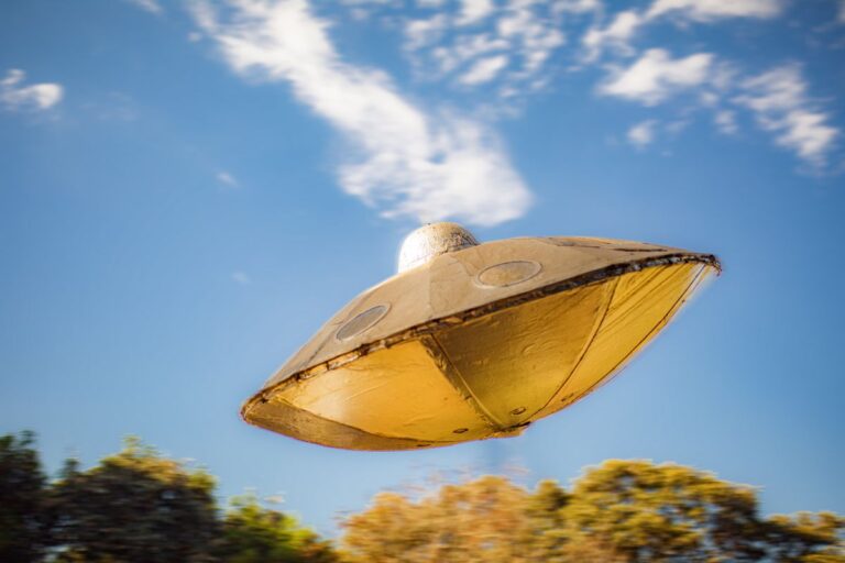 青空に浮かぶ、おもちゃのUFO